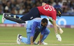 O capitão da Inglaterra Jos Buttler salta sobre o Axar Patel da Índia enquanto corre entre os postigos durante a partida de críquete da semifinal da Copa do Mundo de 2022 da ICC entre Inglaterra e Índia no The Adelaide Oval em 10 de novembro