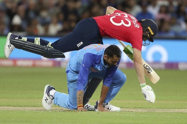 O capitão da Inglaterra Jos Buttler salta sobre o Axar Patel da Índia enquanto corre entre os postigos durante a partida de críquete da semifinal da Copa do Mundo de 2022 da ICC entre Inglaterra e Índia no The Adelaide Oval em 10 de novembro
