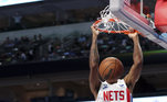 O ala do Brooklyn Nets, Nic Claxton (33), enterra sobre o ala do Dallas Mavericks, Dorian Finney-Smith (10), durante o primeiro quarto no American Airlines Center, no dia 7 de novembro