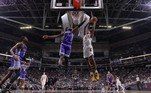 Evan Mobley #4 do Cleveland Cavaliers tenta acertar a cesta durante o jogo contra o Sacramento Kings, em 9 de novembro