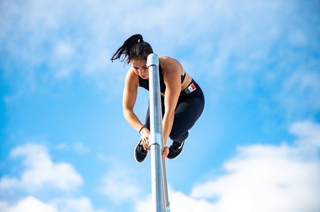 Ella Bucio, do México, participa de uma sessão de treinamento antes da semifinal feminina de velocidade no Campeonato Mundial de Parkour da FIG, em Tóquio, em 15 de outubro
