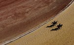 Corredores competem em uma corrida durante o festival do Cavalo Árabe realizado na renovada Cidade Equestre na cidade de Raqa, no norte da Síria, em 14 de outubro