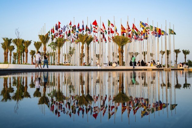 Pessoas se reúnem na praça da bandeira em Doha em 15 de novembro, antes da Copa do Mundo de Futebol do Catar 2022