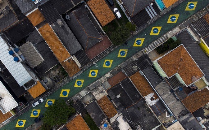Vista aérea da decoração de uma rua para a Copa do Mundo Catar 2022, em São Paulo, Brasil, em 15 de novembro