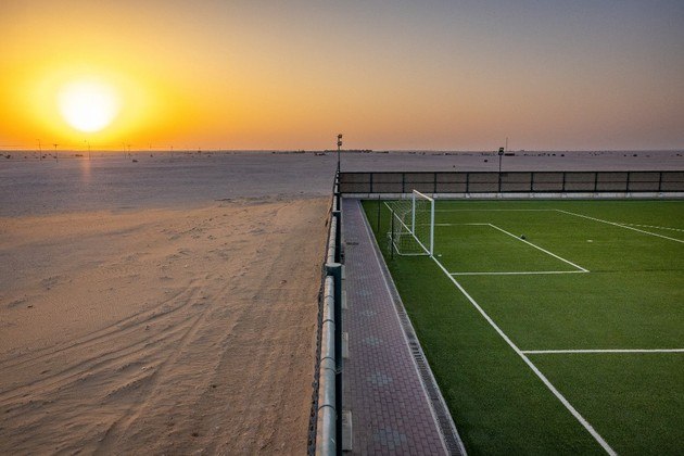 Um campo de futebol é visto no deserto perto de Al Amamriya, no oeste do Catar, em 15 de novembro de 2022, antes da Copa do Mundo, propriamente dita
