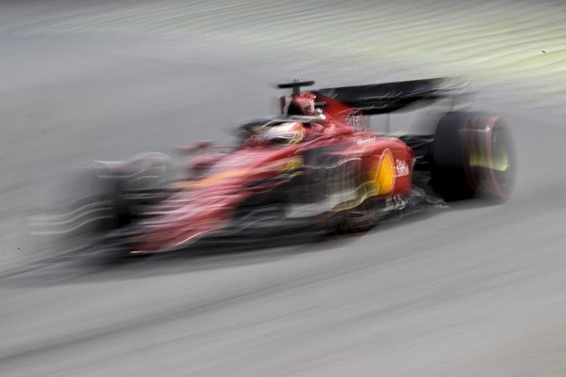 O piloto Monagesco da Ferrari, Charles Leclerc, corre durante o Grande Prêmio do Brasil de Fórmula 1, no Autódromo José Carlos Pace, também conhecido como Interlagos, em São Paulo, Brasil, em 13 de novembro