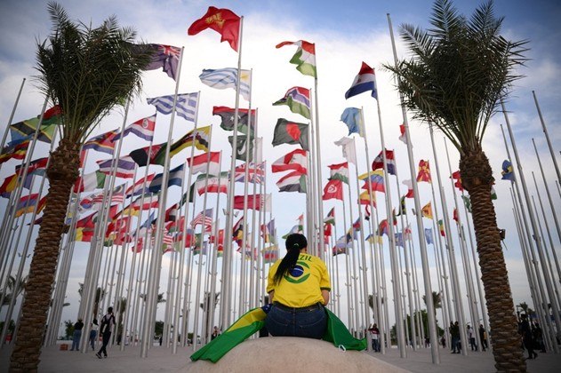 Uma mulher sentada na praça Flags, em Doha, em 17 de novembro, antes do torneio de futebol da Copa do Mundo de 2022 no Catar