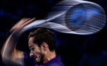 O russo Daniil Medvedev retorna ao grego Stefanos Tsitsipas durante sua partida round-robin em 16 de novembro, no torneio de tênis ATP Finals, em Torino, na Itália