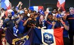 Torcedores da França comemoram em frente ao hotel da equipe em Doha, em 16 de novembro, antes da Copa do Mundo de Futebol do Catar 2022