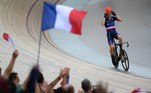 O francês Benjamin Thomas comemora a vitória na final masculina de 50 km de Madison durante o Campeonato Mundial de Ciclismo de Pista da UCI no Velódromo de Saint-Quentin-en-Yvelines, a sudoeste de Paris, em 16 de outubro
