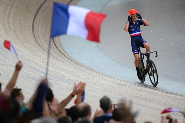 O francês Benjamin Thomas comemora a vitória na final masculina de 50 km de Madison durante o Campeonato Mundial de Ciclismo de Pista da UCI no Velódromo de Saint-Quentin-en-Yvelines, a sudoeste de Paris, em 16 de outubro