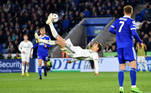 Diego Llorente, do Leeds United, chuta para o gol, em partida contra o Leicester City, válida pela Premier League, no dia 20 de outubro