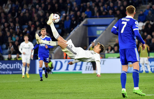 Diego Llorente, do Leeds United, chuta para o gol, em partida contra o Leicester City, válida pela Premier League, no dia 20 de outubro