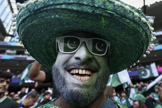 Um torcedor paquistanês aplaude durante a partida de críquete da Copa do Mundo de 2022 da ICC entre Índia e Paquistão no Melbourne Cricket Ground (MCG) em Melbourne em 23 de outubro