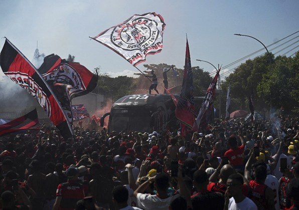 O ônibus que transporta os integrantes do Flamengo é cercado por torcedores no Rio de Janeiro, Brasil, em 26 de outubro de 2022, a caminho do aeroporto do Galeão, antes da final da Copa Libertadores contra o Athlético Paranaense, que será realizada em Guayaquil, no Equador