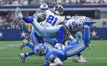 No Dallas Cowboys, o running back Ezekiel Elliott (21) é abordado pelo cornerback do Detroit Lions, Jeff Okudah (1), durante o jogo no AT&T Stadium, em 23 de outubro