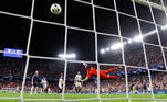 Isco, do Sevilla, marca o segundo gol contra Kamil Grabara, do FC Copenhagen, em 25 de outubro