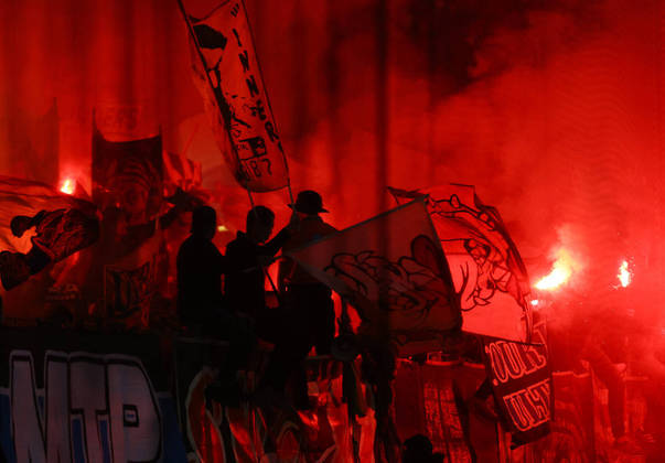 Torcida do Eintracht Frankfurt se reúne e incentiva o time antes de partida pela Champions League, em 26 de outubro
