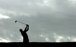 Brice Garnett, dos Estados Unidos, joga uma tacada durante a segunda rodada do Butterfield Bermuda Championship no Port Royal Golf Course em 28 de outubro, em Southampton, Bermudas