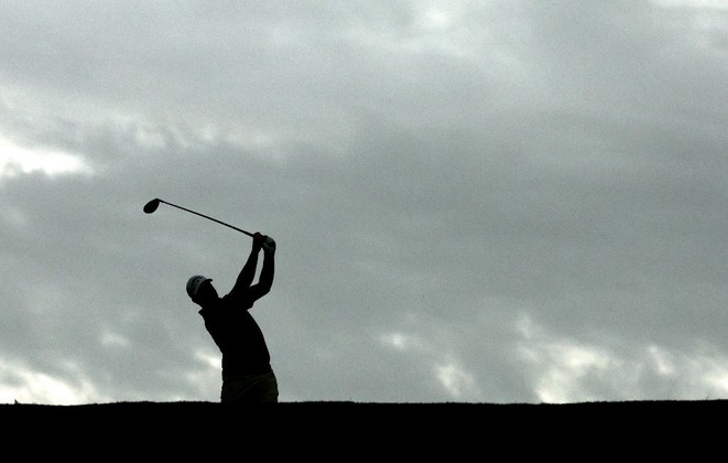 Brice Garnett, dos Estados Unidos, joga uma tacada durante a segunda rodada do Butterfield Bermuda Championship no Port Royal Golf Course em 28 de outubro, em Southampton, Bermudas