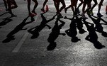 Atletas projetam suas sombras na calçada enquanto competem na caminhada de 35 km masculina e feminina no Campeonato Europeu de Atletismo em Munique, sul da Alemanha, em 16 de agosto