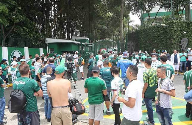 GALERIA: Torcida do Palmeiras apoia o elenco antes da final da Libertadores