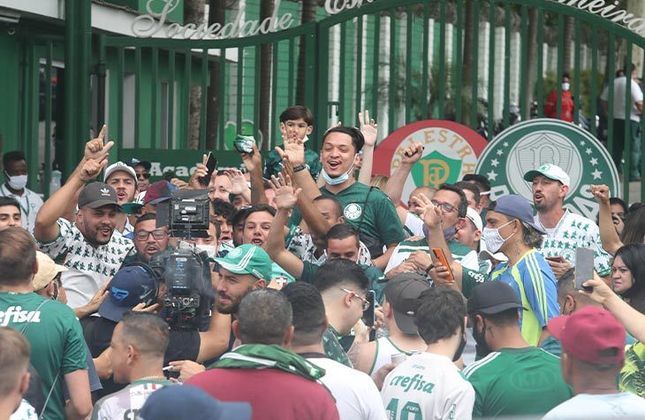 GALERIA: Torcida do Palmeiras apoia o elenco antes de embarque para Montevidéu