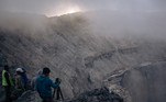 Após uma subida que terminou em meio a nevoeiro, vento, frio e cinzas, os vulcanologistas avaliaram no fim de semana a atividade do Nyiragongo, o vulcão que ameaçou a cidade de Goma, no leste da República Democrática do Congo (RDC), com uma erupção surpresa em 22 de maioVulcão Nyiragongo entra em erupção na RDC e deixa 5 mortos