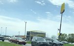 No período de fuga, a ave foi vista perto de um lava-rápido e restaurantes fast food. Além disso, atrapalhou o trânsito de uma rodovia movimentada da cidade (mais ou menos movimentada, já que a cidade tem pouco mais de 8.000 habitantes)LEIA MAIS: Após compra do Twitter, fotos de Elon Musk calvo viralizam na rede social