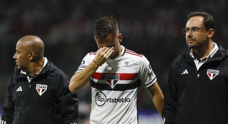 Galloppo saindo do gramado sintético do Palmeiras. Chorando, com os ligamentos do joelho rompidos