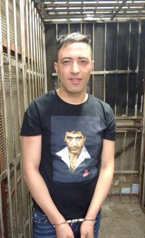 Galo preso usando a camiseta com Al Pacino no filme Scarface