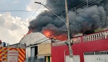 Incêndio atinge galpão na Vila Maria, zona norte de São Paulo
