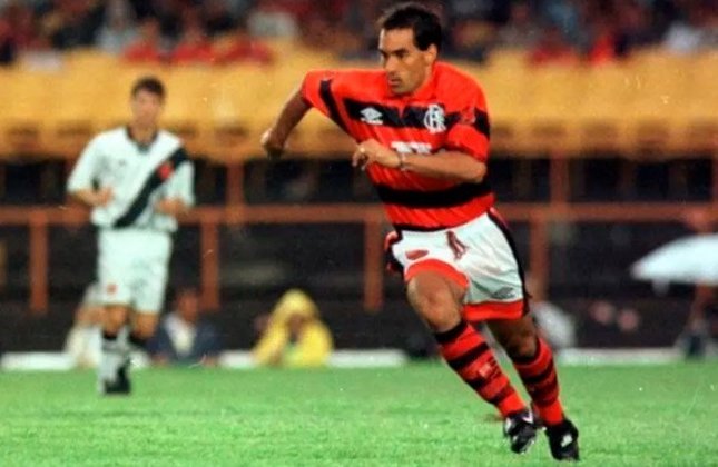 Gamarra (2000) – Um dos melhores zagueiros do mundo na época, Gamarra já tinha passagens pelo Inter e pelo Corinthians antes de ter chegado ao galáctico Flamengo de 2000. Teve boas atuações, mas foi prejudicado pela má administração do clube. Ficou duas temporadas e foi campeão do Carioca e da Copa do Campeões