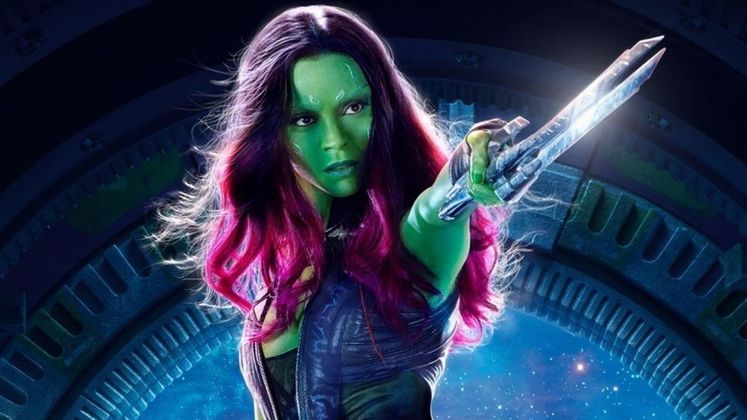 GamoraAssim como a Viúva Negra, Gamora teve um triste fim no Universo Cinematográfico da Marvel. No entanto, a viagem no tempo em Vingadores: Ultimato trouxe a personagem de volta. Acontece que ela ressurgiu diferente de quem tinha se tornado com o tempo ao lado dos companheiros em Guardiões da Galáxia. Um filme sobre a personagem, interpretada por Zoe Saldana, poderia explorar mais detalhes de sua conturbada infância com Thanos e Nebulosa, além de aprofundar todas as suas habilidades poderosas conhecidas nos quadrinhos. Fãs esperam para saber se Gamora vai retornar em Guardiões da Galáxia - Vol. 3