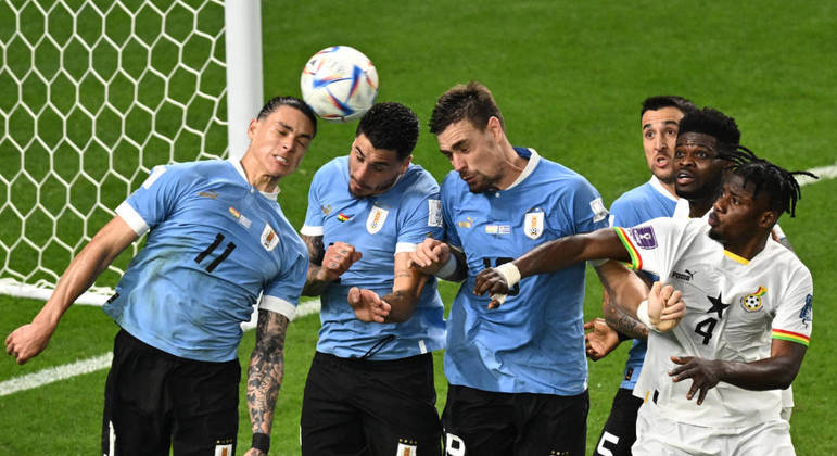 Bola na área do Uruguai na tentativa de Gana para descontar