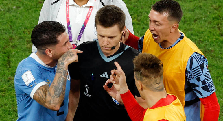 Jogadores do Uruguai reclamam com o árbitro a não marcação de dois pênaltis contra Gana
