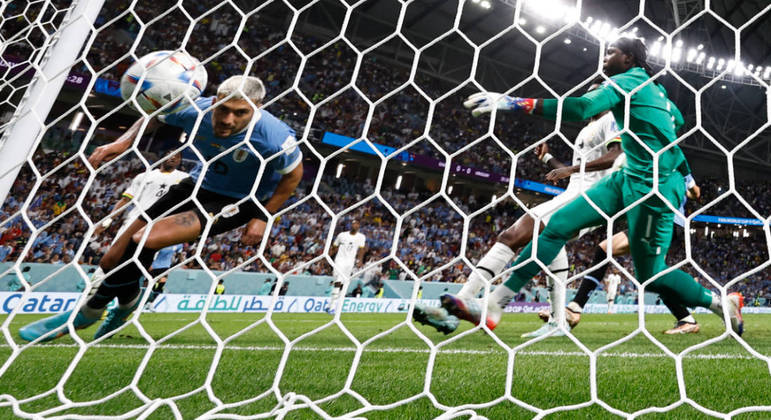 Praticamente dentro do gol, Arrascaeta cabeceia para marcar o primeiro do Uruguai contra Gana