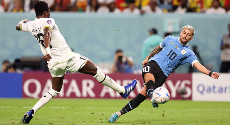 Arrascaeta pega de primeira e marca o segundo gol do Uruguai contra Gana