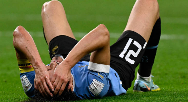 Cavani fica no chão após árbitro não marcar pênalti para o Uruguai no final do jogo