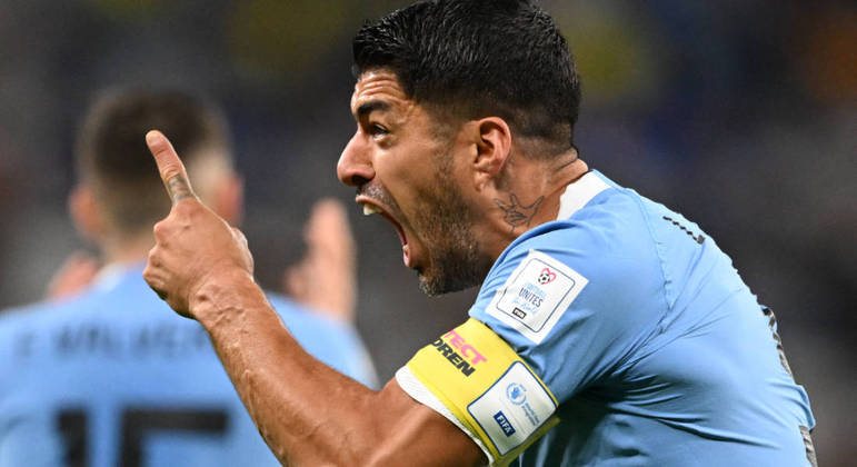 Suarez grita com os companheiros do Uruguai no primeiro tempo do jogo