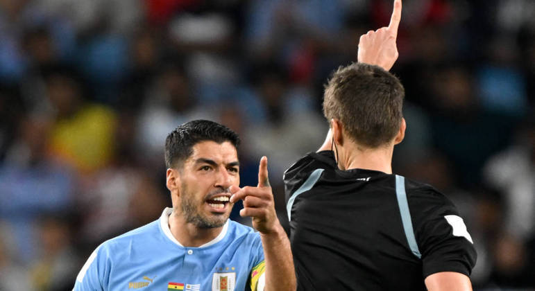Suarez discute com o juiz e leva cartão amarelo
