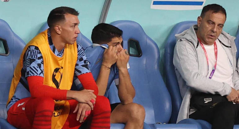 Suarez fica desesperado no banco esperando mais um gol que evitaria a eliminação do Uruguai
