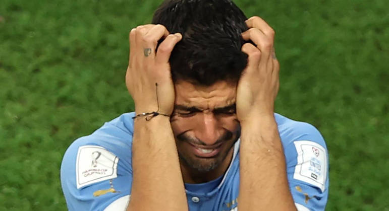 Suarez deixa o campo desolado com a eliminação do Uruguai na primeira fase da Copa do Mundo do Catar