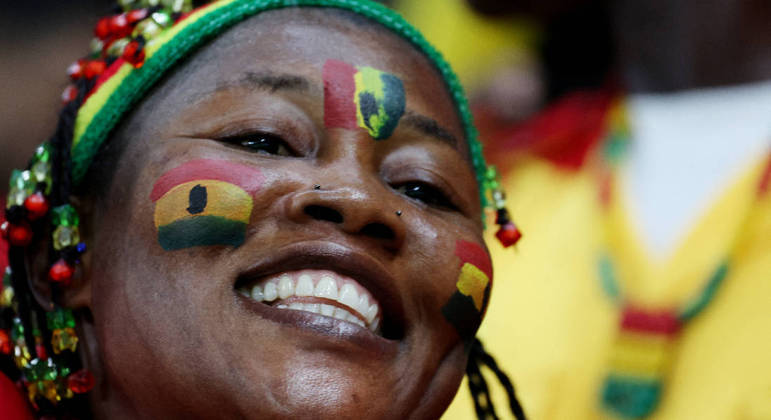 Torcedora de Gana mostra confiança antes de jogo decisivo diante do Uruguai