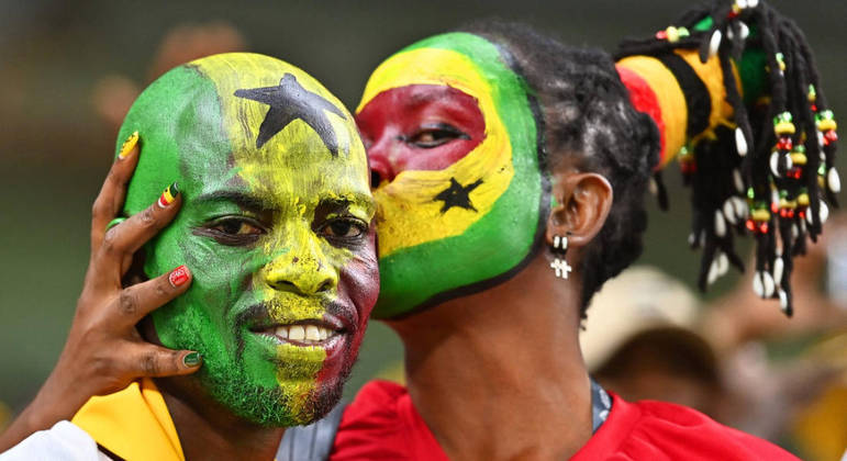 Torcida de Gana mostra muito amor antes da partida contra o Uruguai na Copa