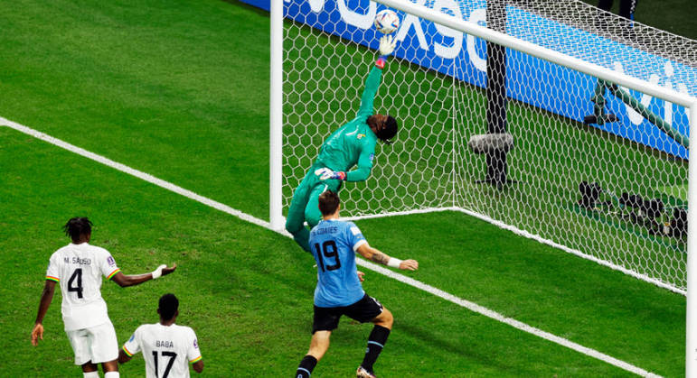 Zigi faz uma defesaça e impede o terceiro gol do Uruguai