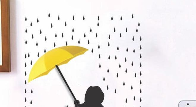 Gancho de parede adesivo criativo posicionado acima da mesa de estudos