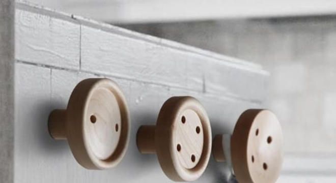 Gancho de parede com desenho de botões