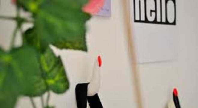 Gancho de parede com design de dedo