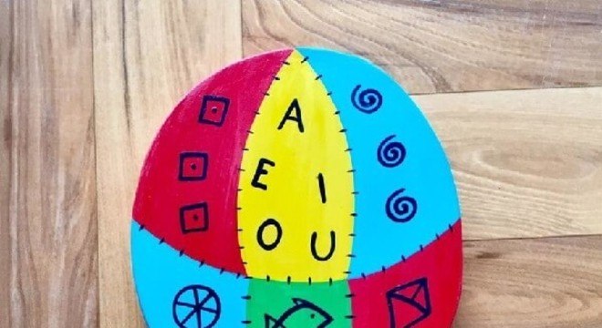 Gancho de parede com design infantil e colorido